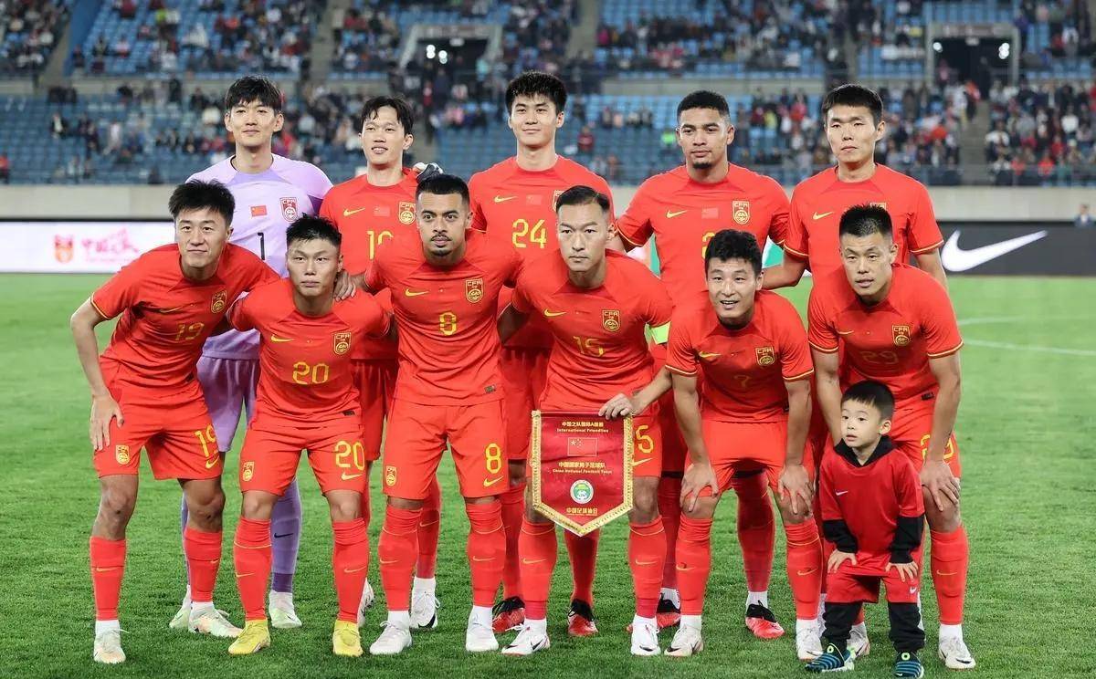 亚洲足球赛事：球员们斗志昂扬，追逐荣誉的简单介绍