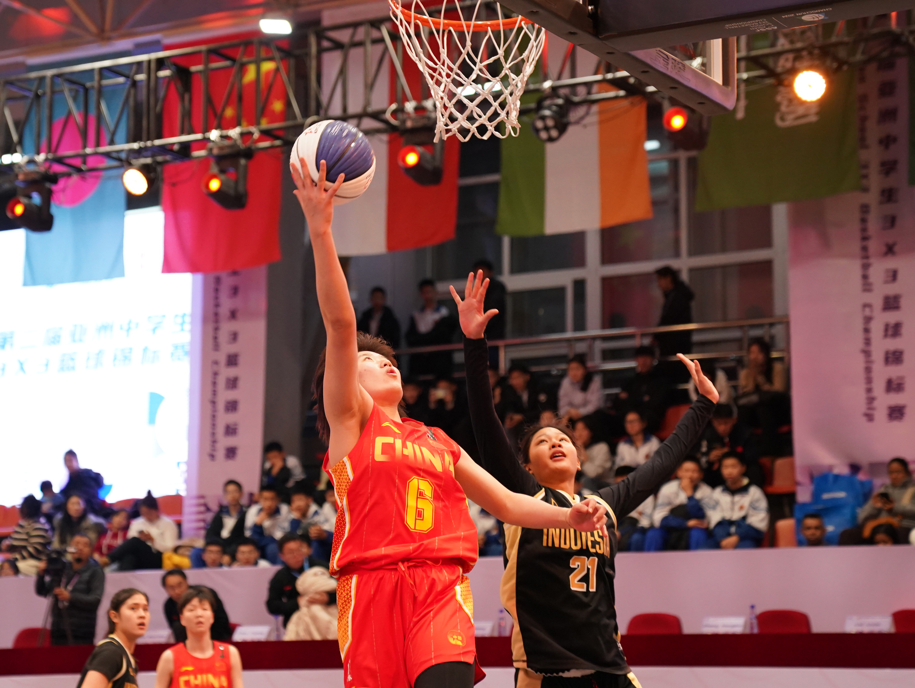 亚洲顶级赛事引爆热情，球场人潮涌动