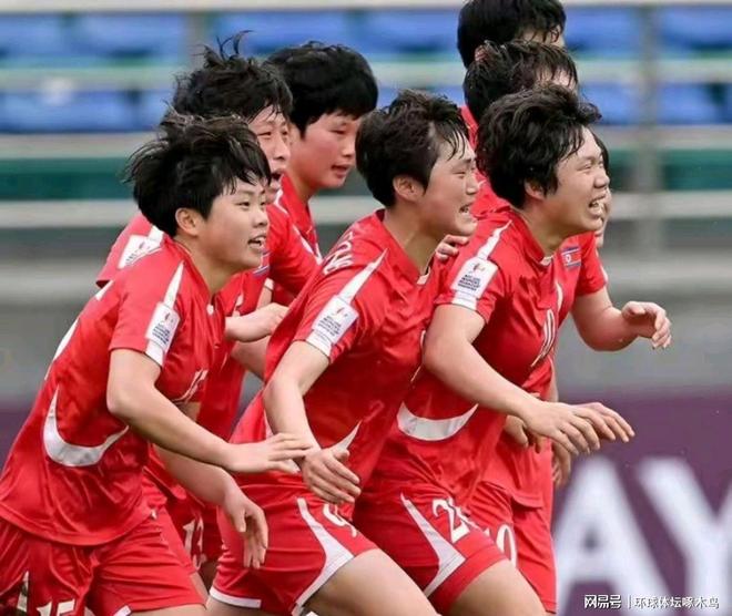 足坛女子球员技压群雄，赛场彰显实力