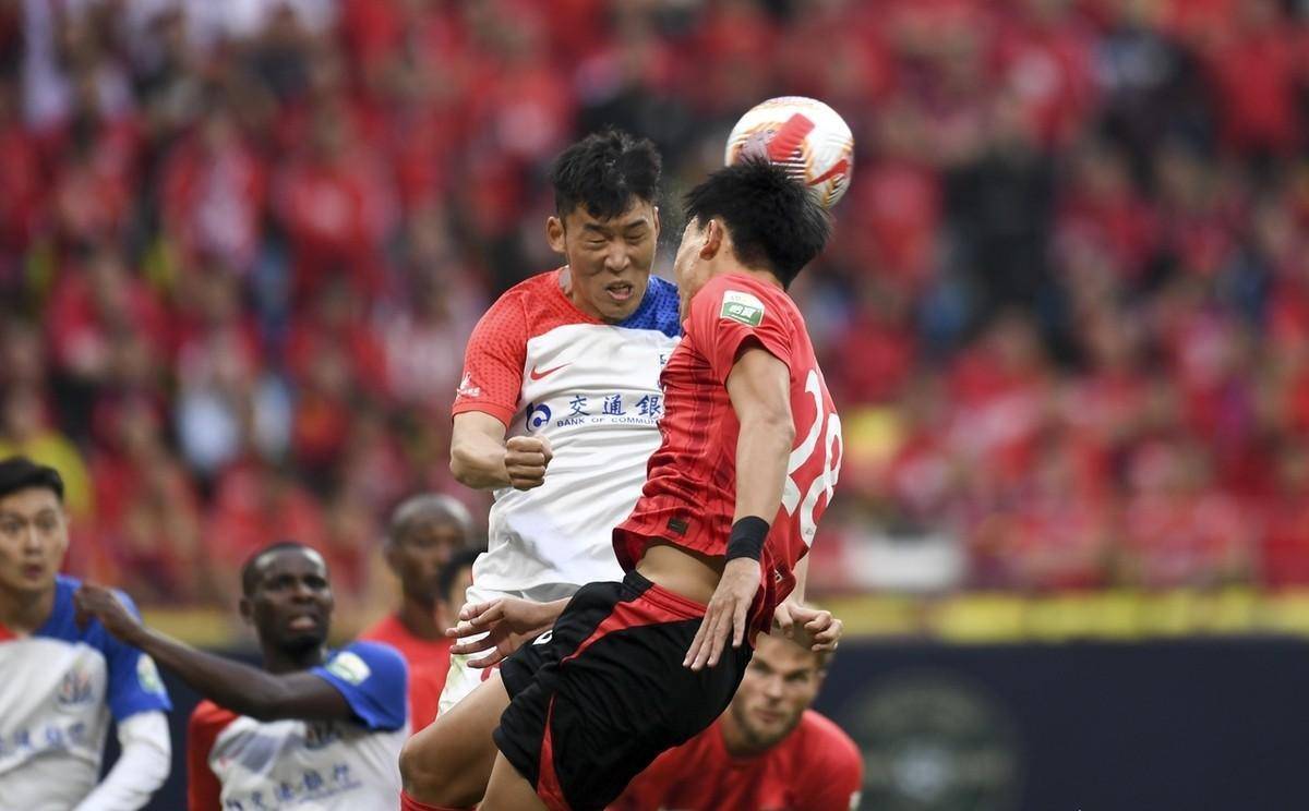 包含高温比赛中球员力战，亚冠之路坚定不移的词条