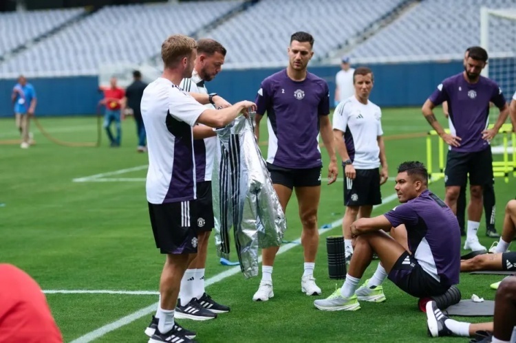 包含高温比赛中球员力战，亚冠之路坚定不移的词条