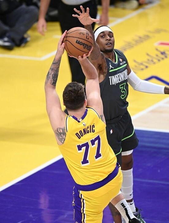 火箭逆转广东队，戈贝尔统治全场